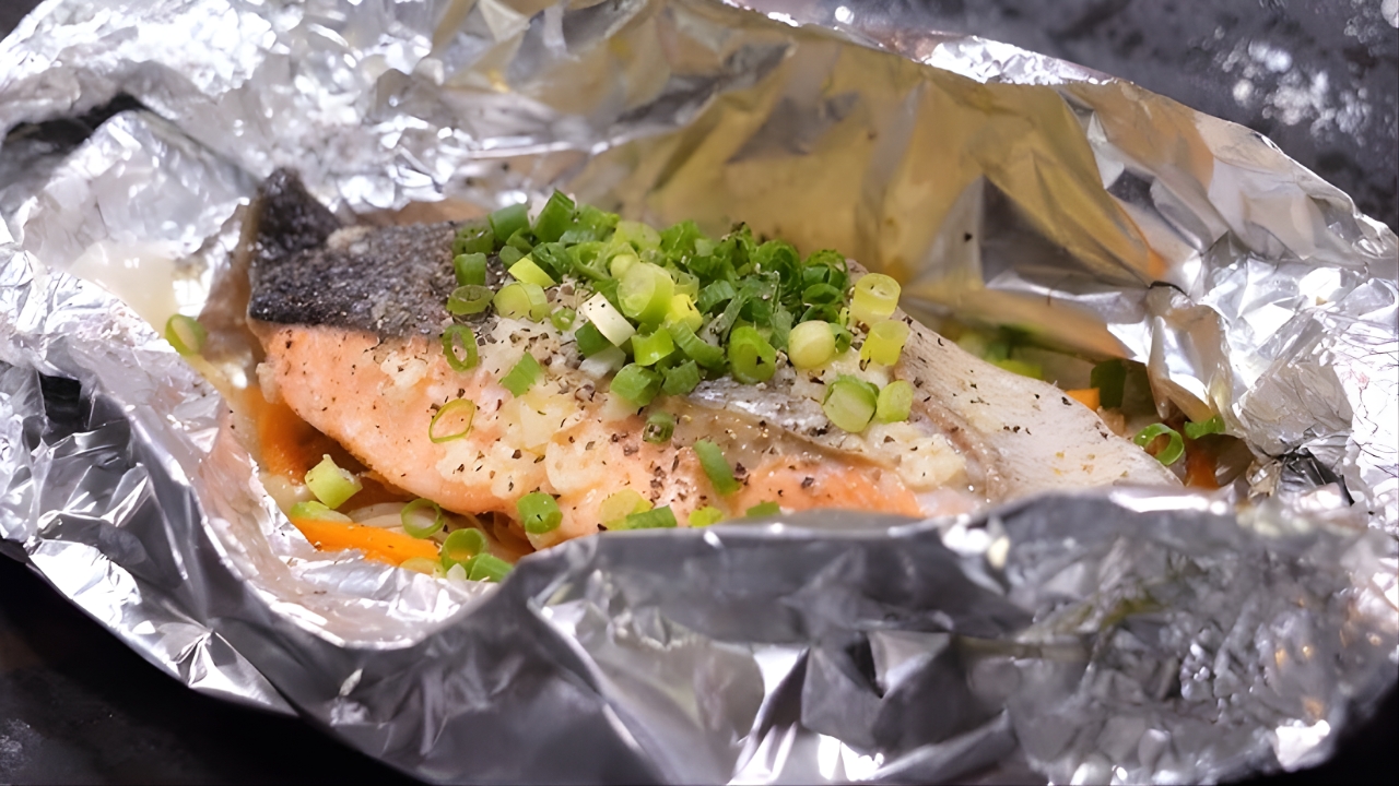 アルミホイルに塩をかけるだけ